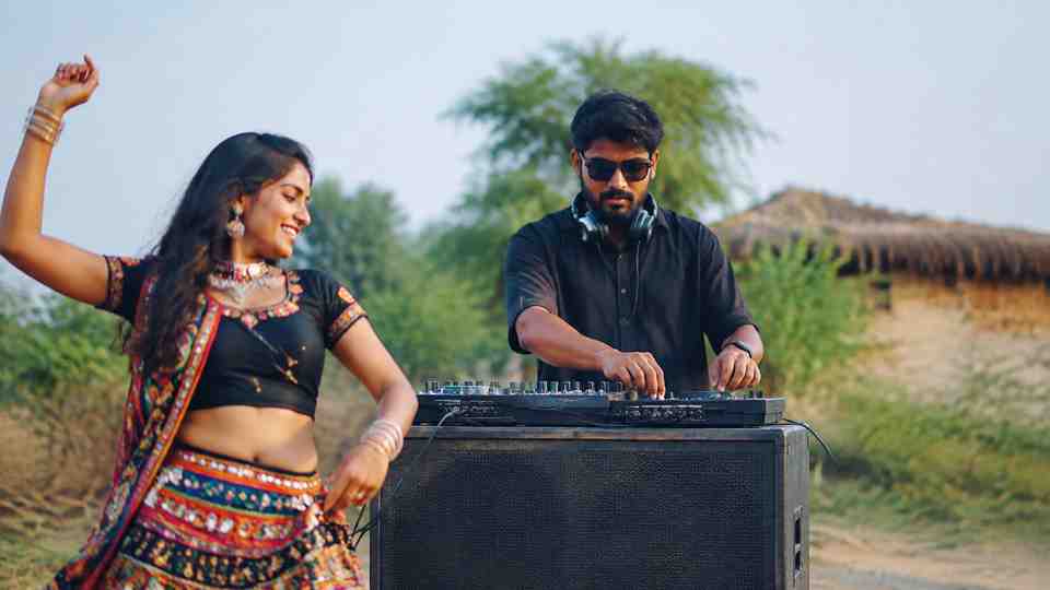 DJ Bhakar Bolthey కు సంబంధించిన పాట ఏది?