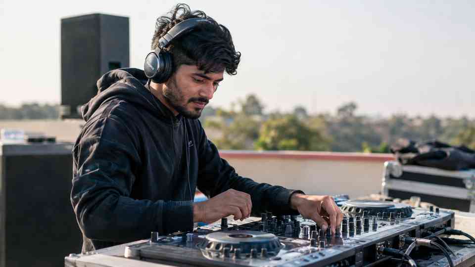 “DJ Bhakar Bolthey” అనే పేరుకు అర్థం ఏమిటి?