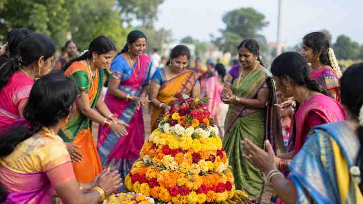 T News Bathukamma Song 2016 – “Okkoka Puvve Okkoka Navve” పాట సమాచారం - భాగం 2