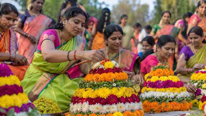 T News Bathukamma Song 2016 – “Okkoka Puvve Okkoka Navve” పాట సమాచారం - భాగం 3