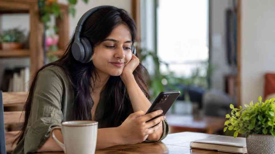 కొత్త పాటలో ముందుగా చూడాల్సింది ఏమిటి?